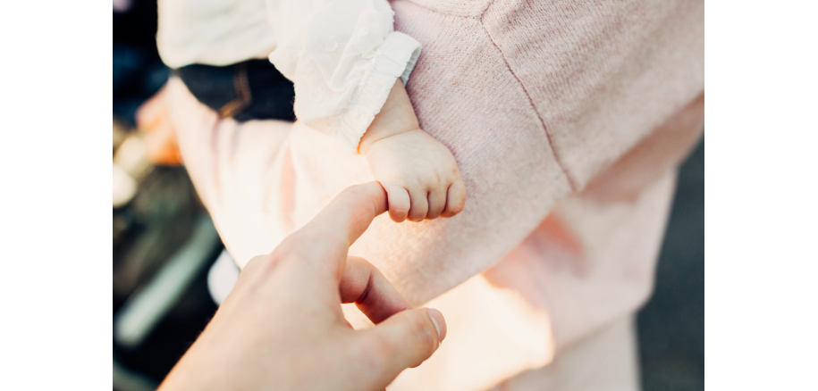 手を握る赤ちゃんの手